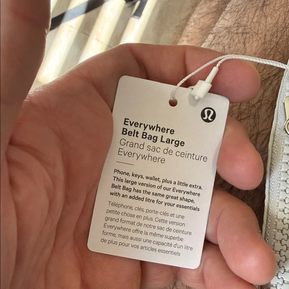 Lululemon 2L Everywhere Belt Bag price tag removed, description tag attached - Picture 3 of 4